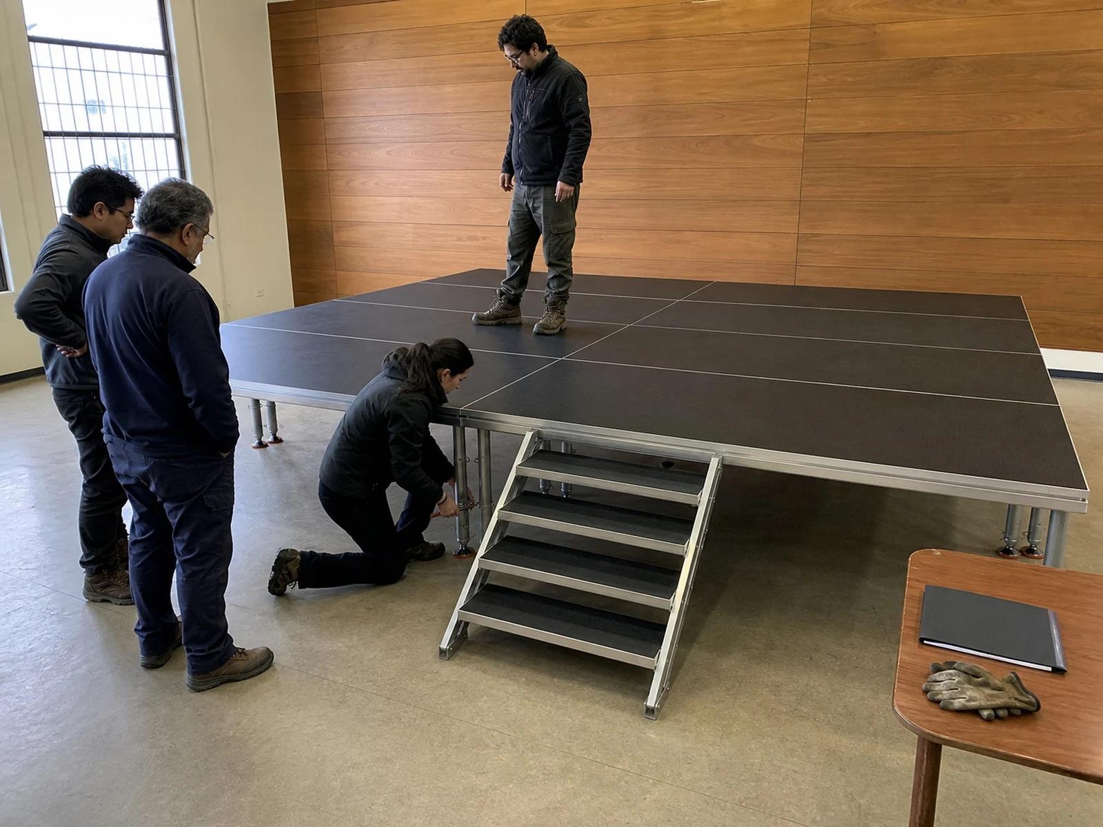 Vista 30 de Set Escenario 4x3 Metros con Escalera Optux